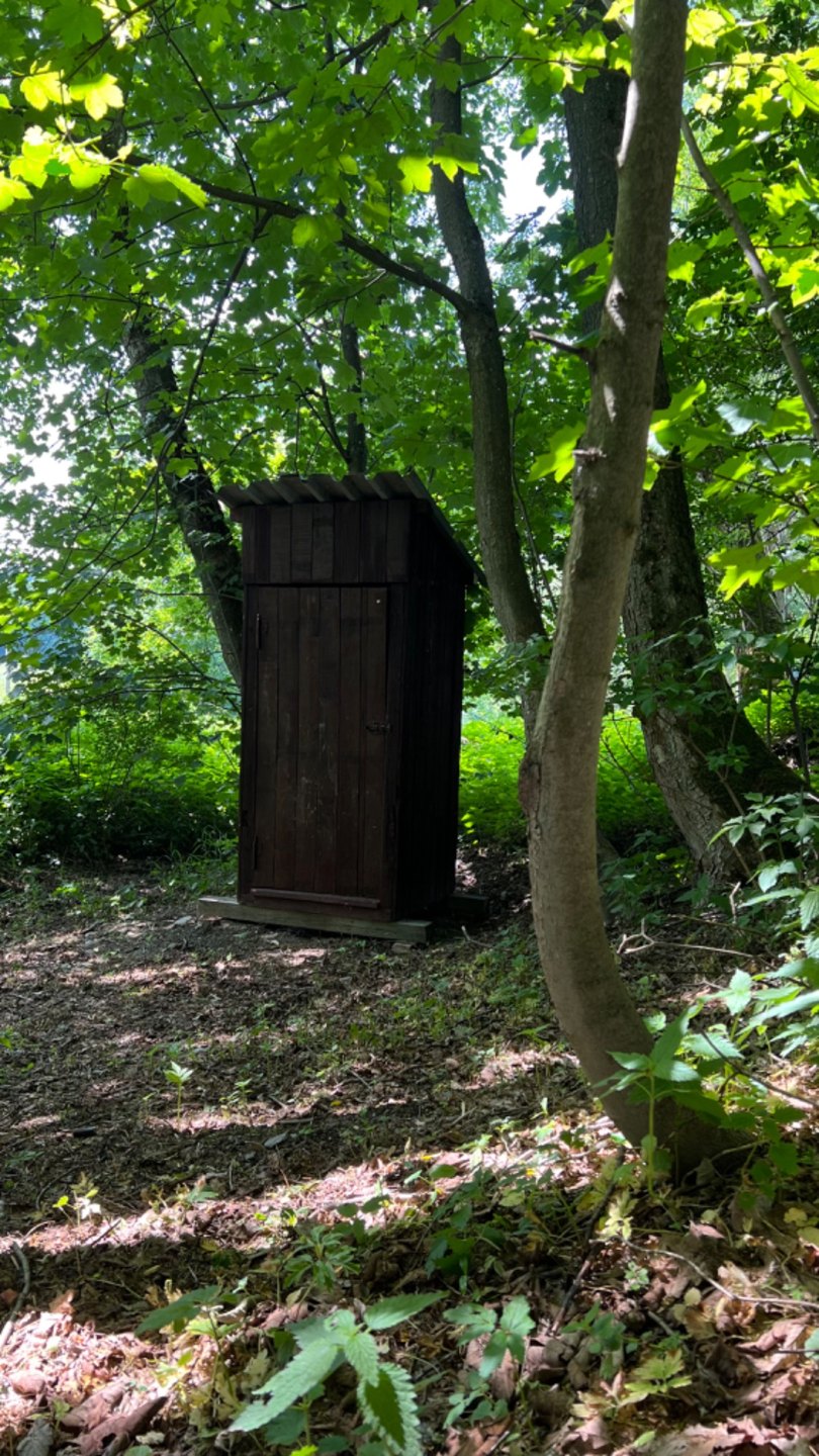 Suché WC ve stínu stromů
